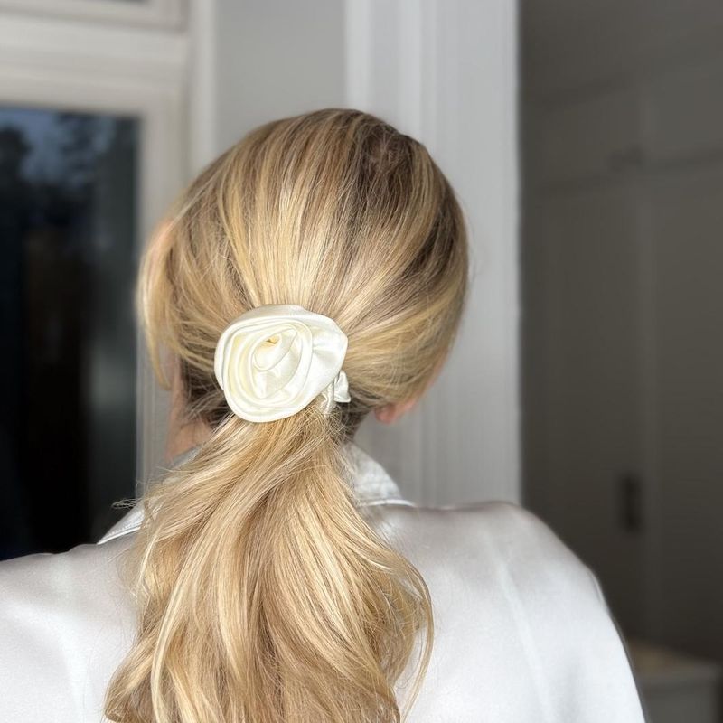 Scrunchie med rose - krem